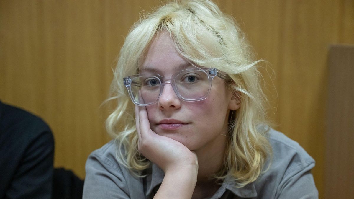 Ruská zpěvačka si u soudu vyslechla trest vězení a žádost o ruku